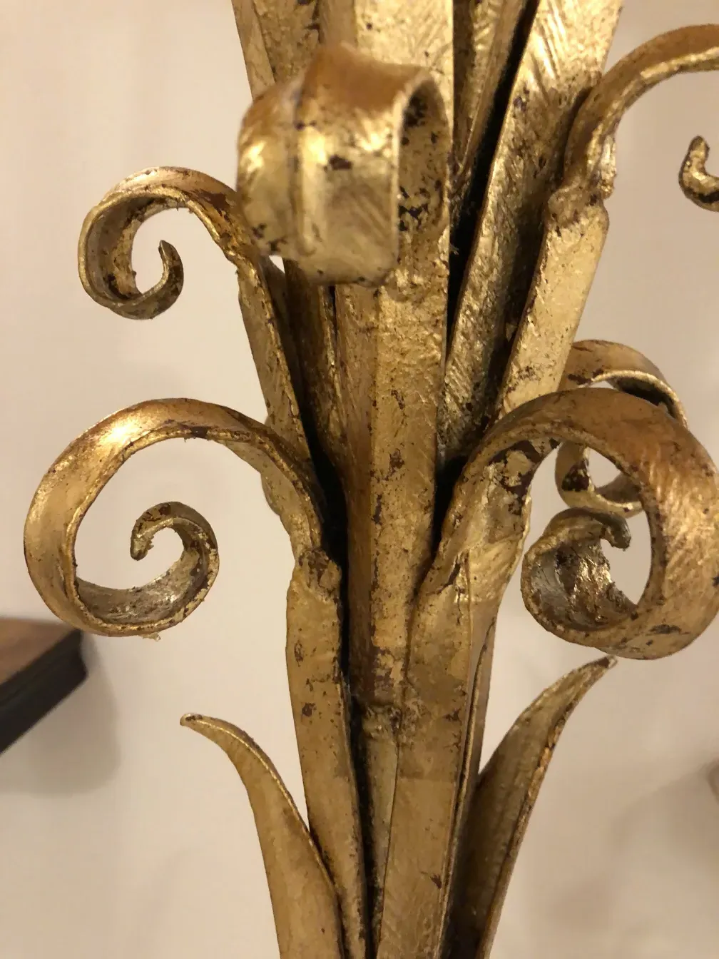 Деталь антикварного торшера с элегантными золотыми акцентами.