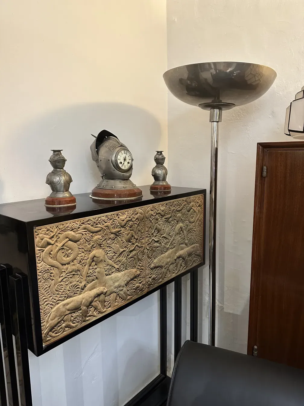 Античный торшер с изогнутым абажуром в интерьере.