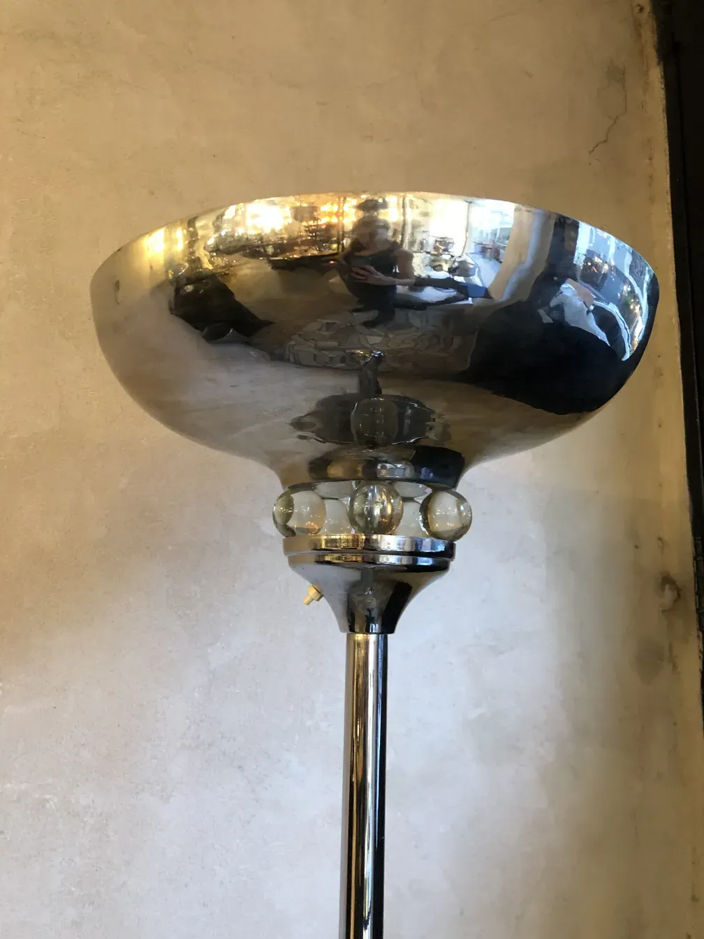 Старинный торшер с блестящей основой в современном интерьере