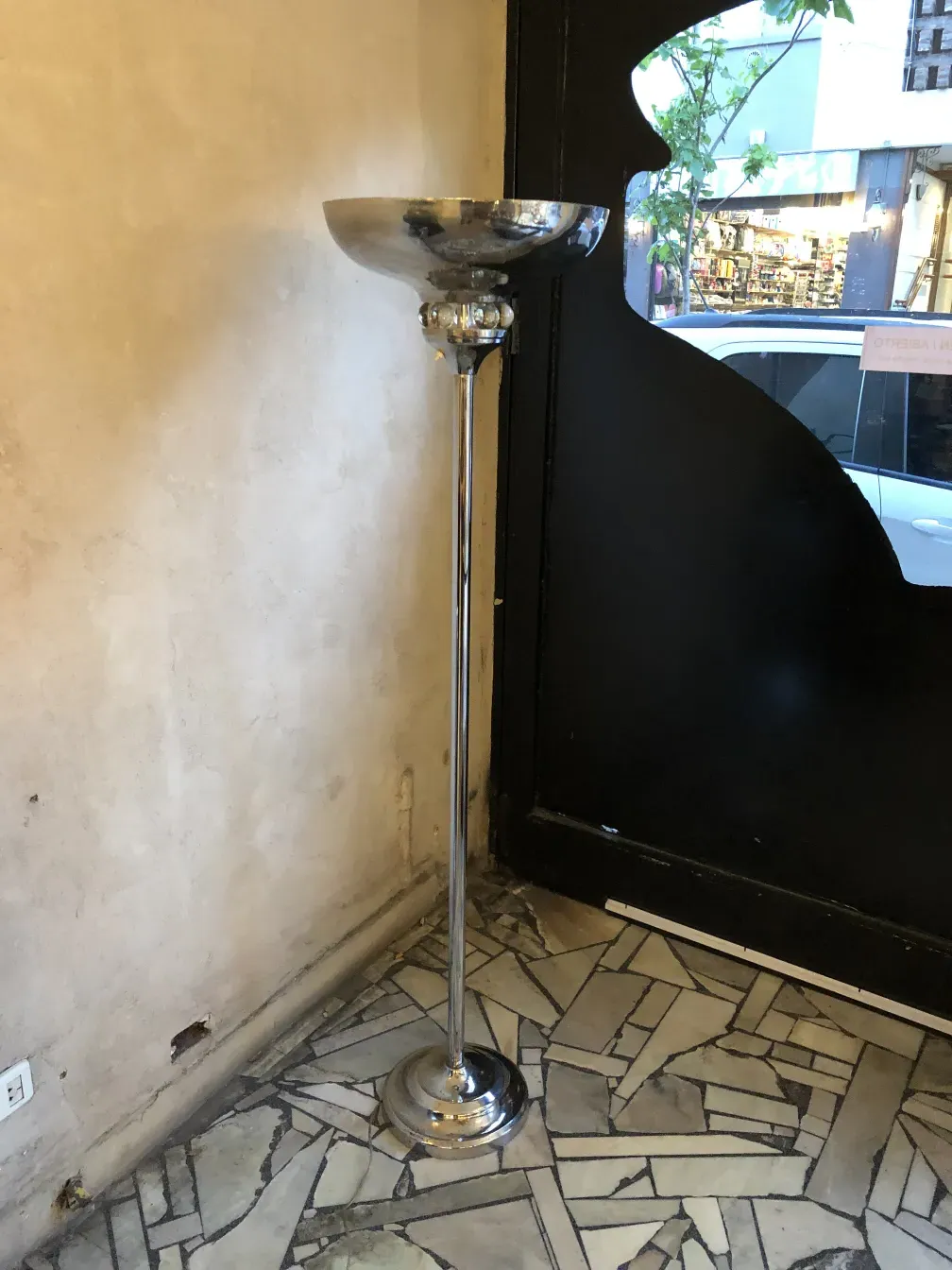 Старый торшер с блестящим дизайном в классической обстановке.