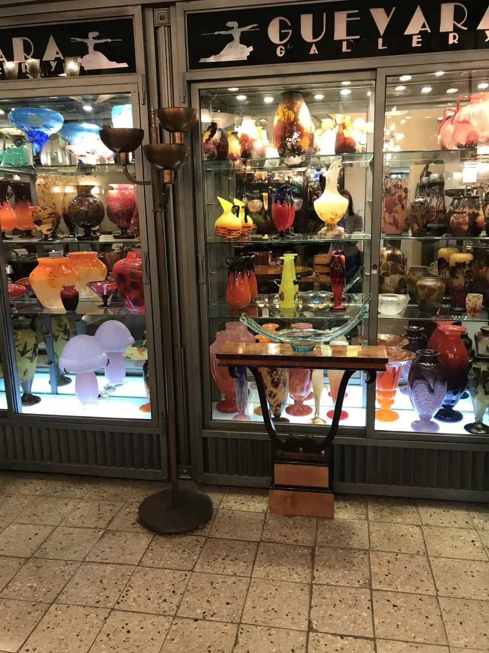 Старая торшер с двумя светильниками, стильный в антикварной обстановке.