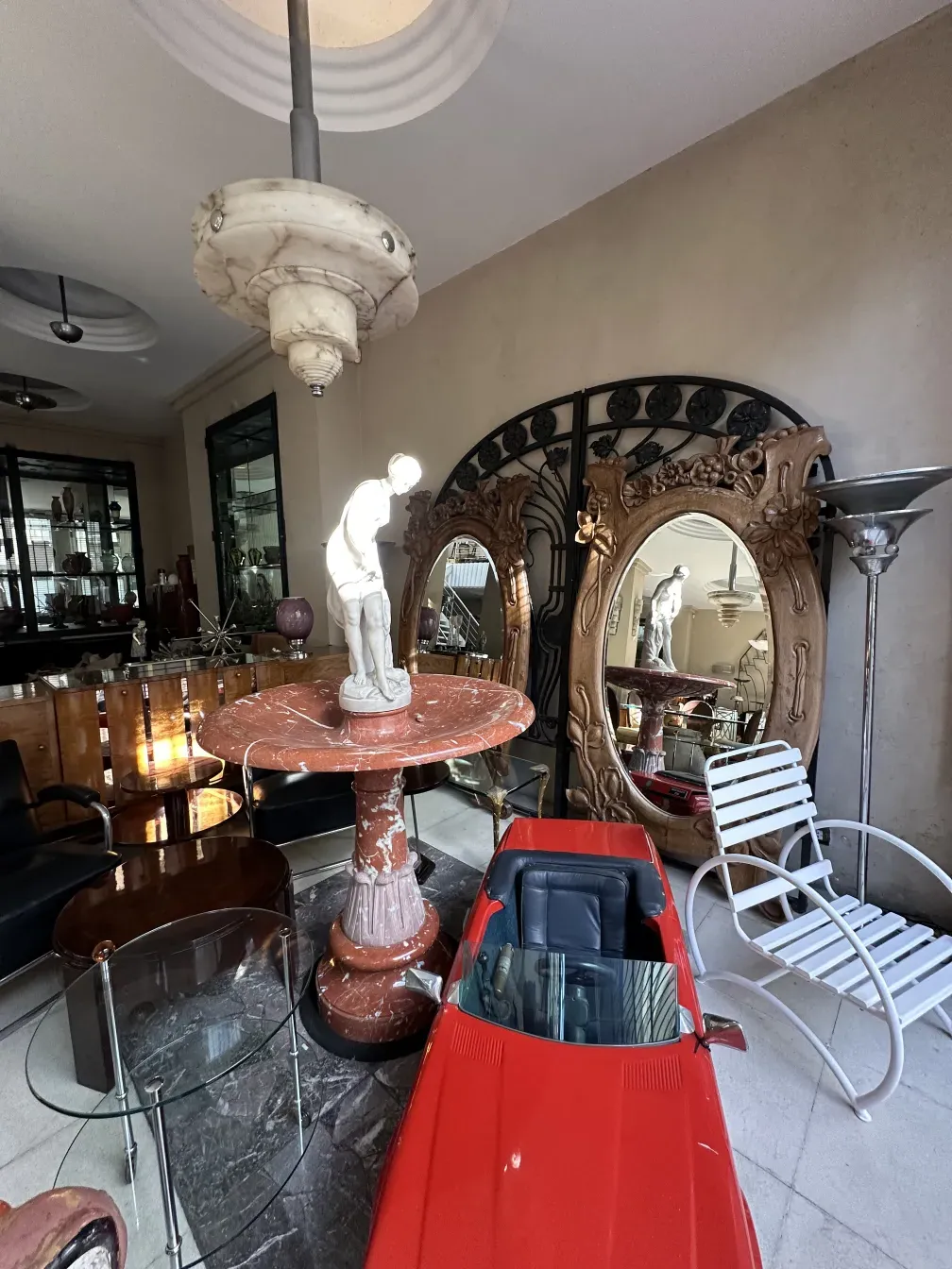 Античный торшер в элегантной обстановке с роскошным декором