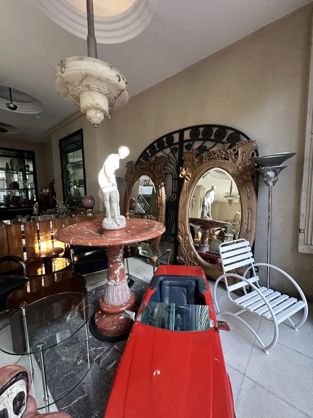 торшер старинный с декоративной основой и элегантным абажуром, в антикварной обстановке