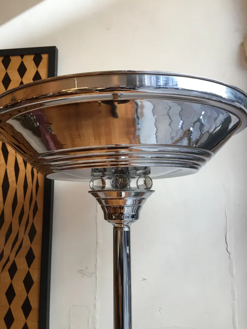 Античный торшер с элегантным основанием и отражающим абажур