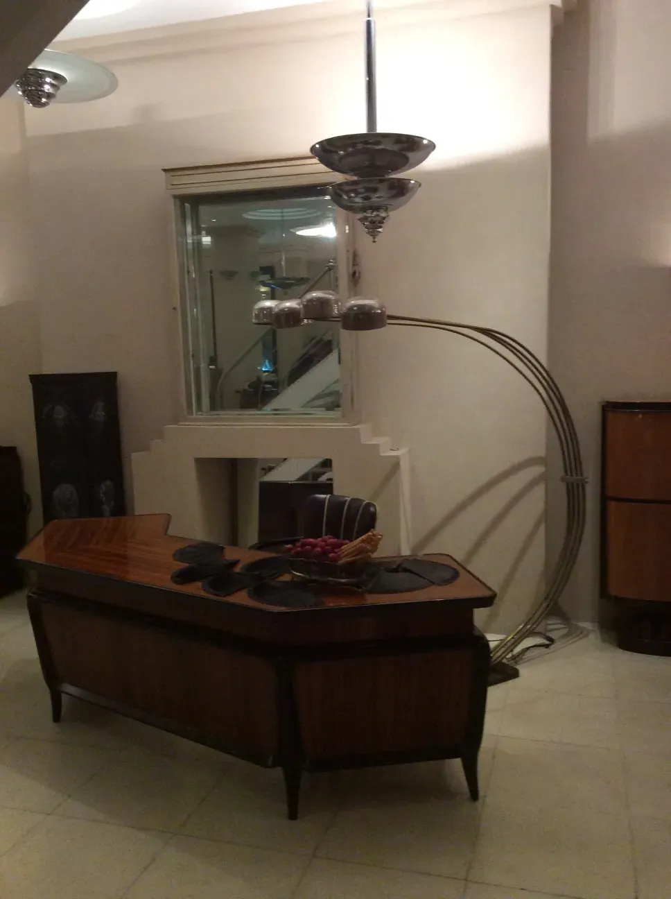 Античный торшер с изогнутым дизайном и несколькими лампами.