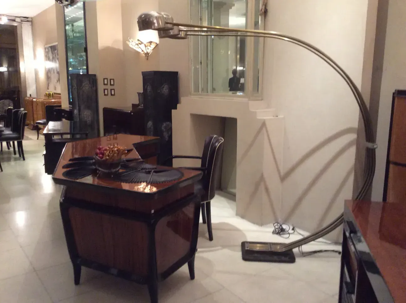 Античный торшер с изогнутой основой и элегантным абажуром, изысканная атмосфера