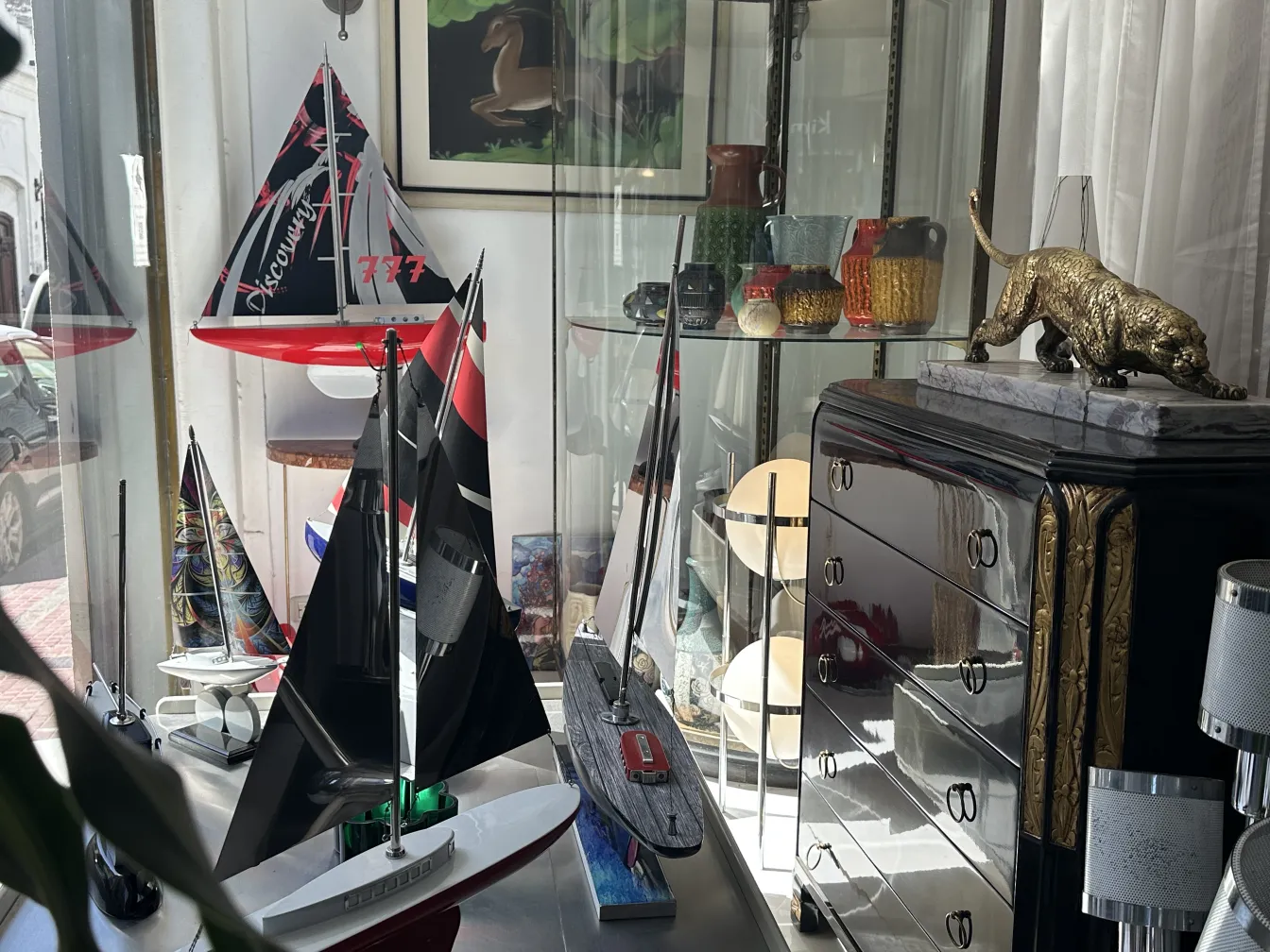 Антикварный торшер с элегантным дизайном, уютная атмосфера