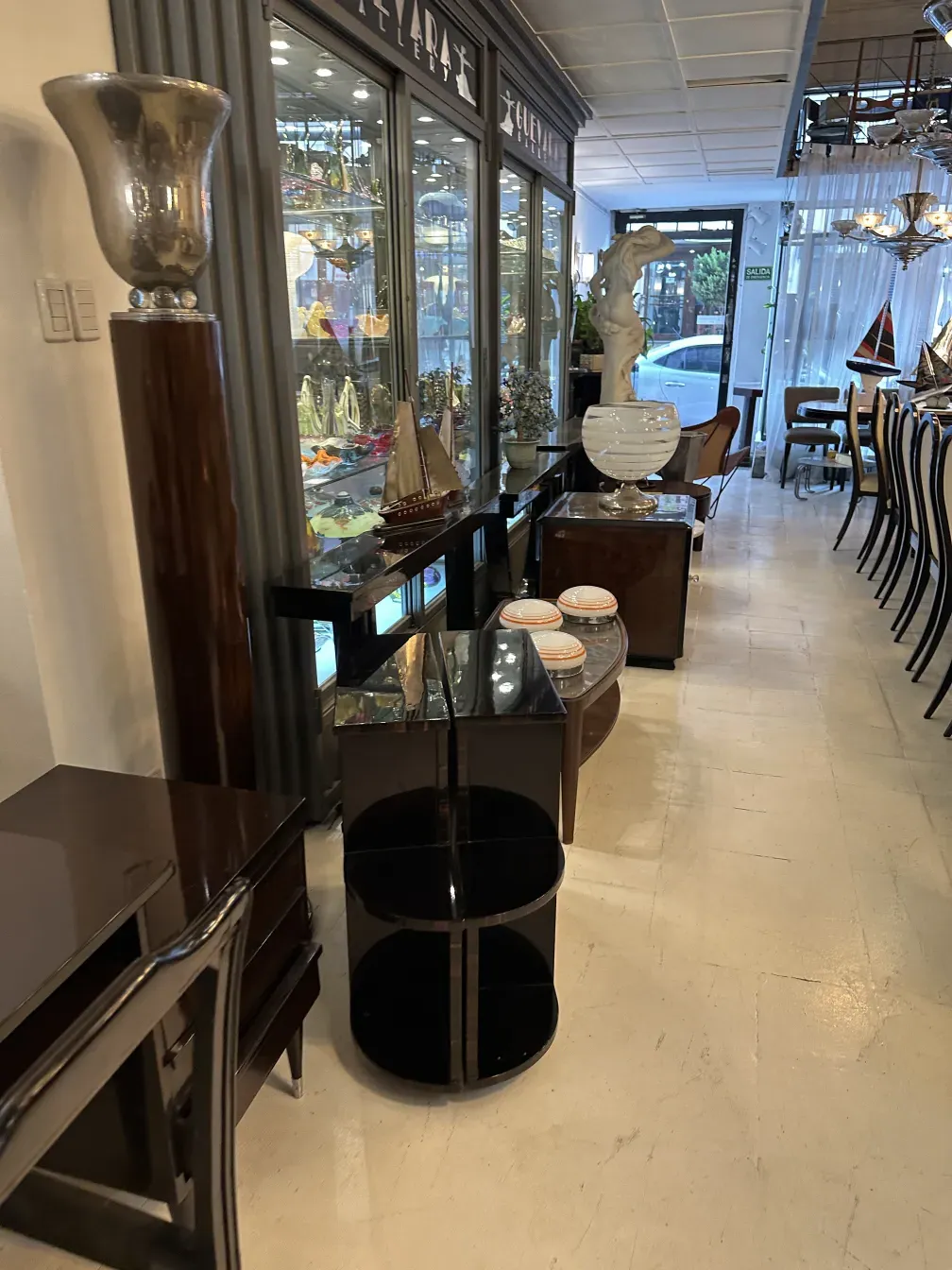 Античный торшер с элегантным дизайном в sofisticated среде