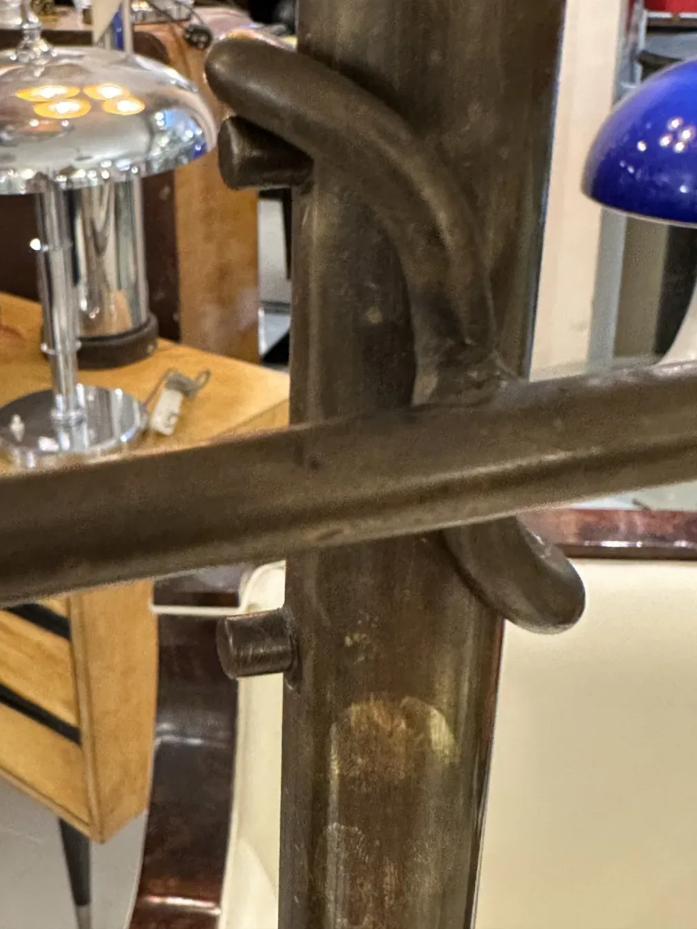 Антикорная торшер с декоративным основанием и синими деталями.