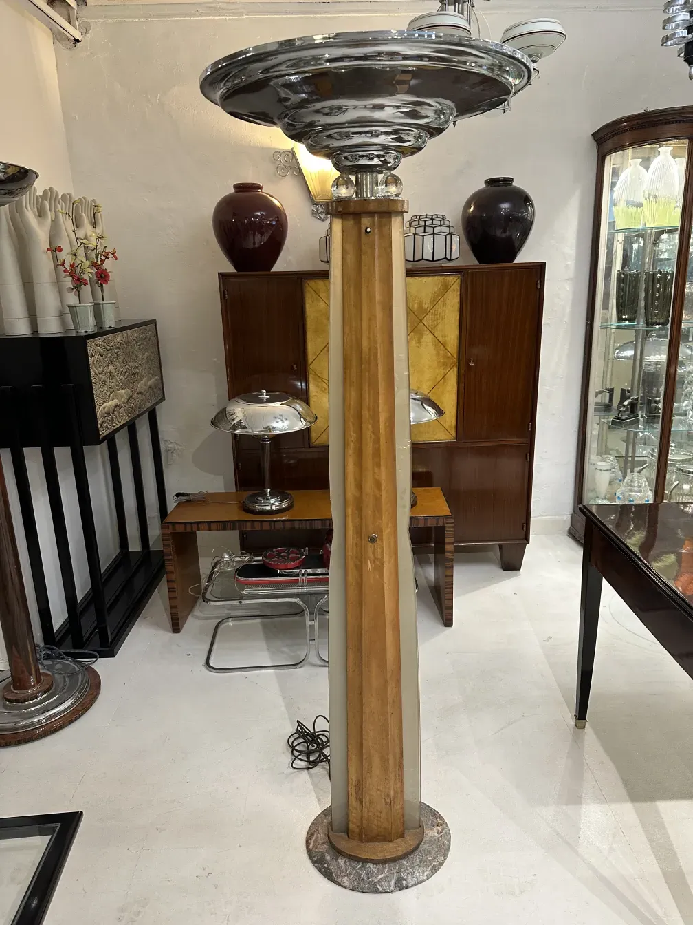 античный торшер с декоративной основой и блестящими деталями