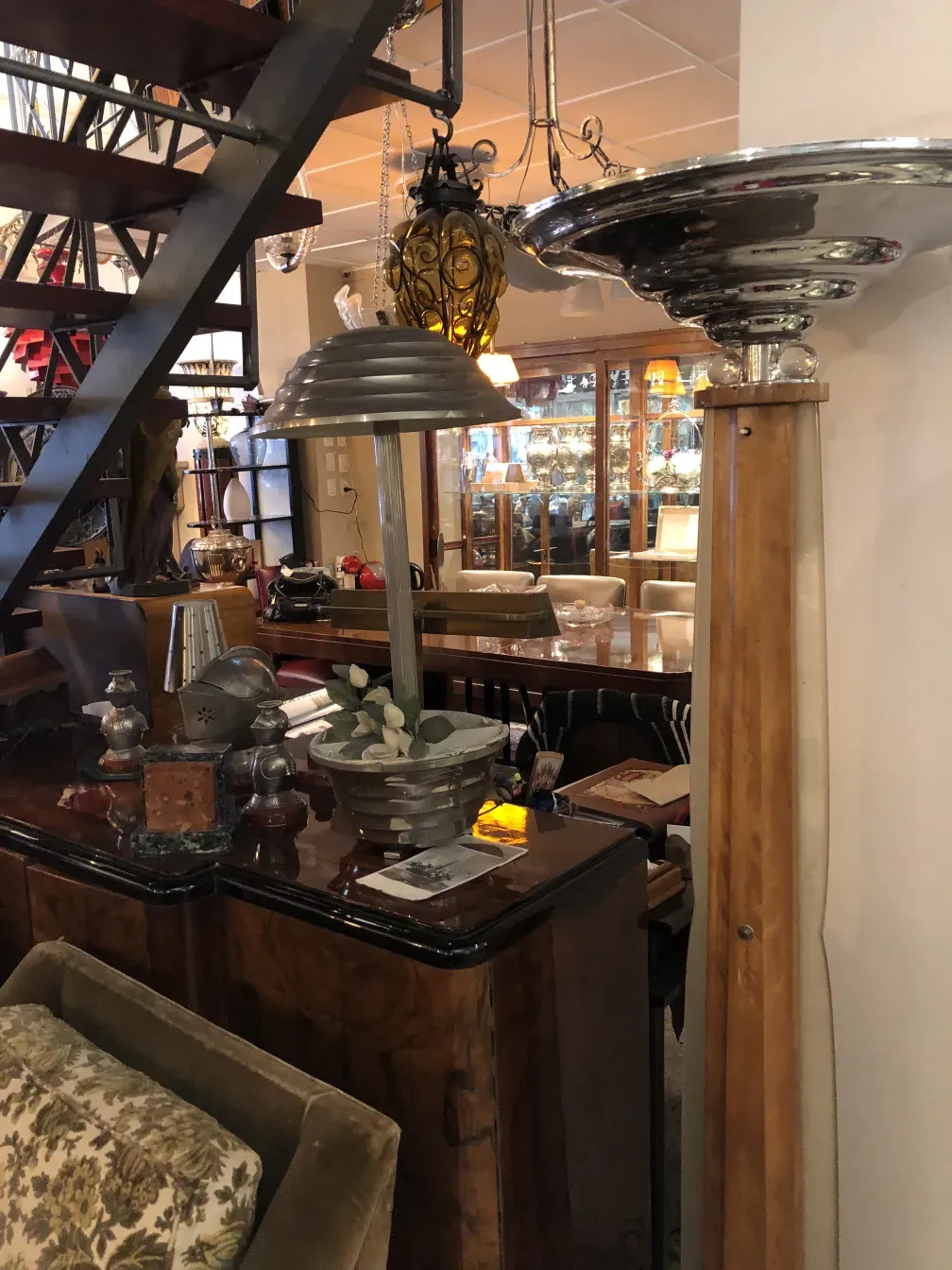 Античный торшер с несколькими уровнями и элегантным дизайном