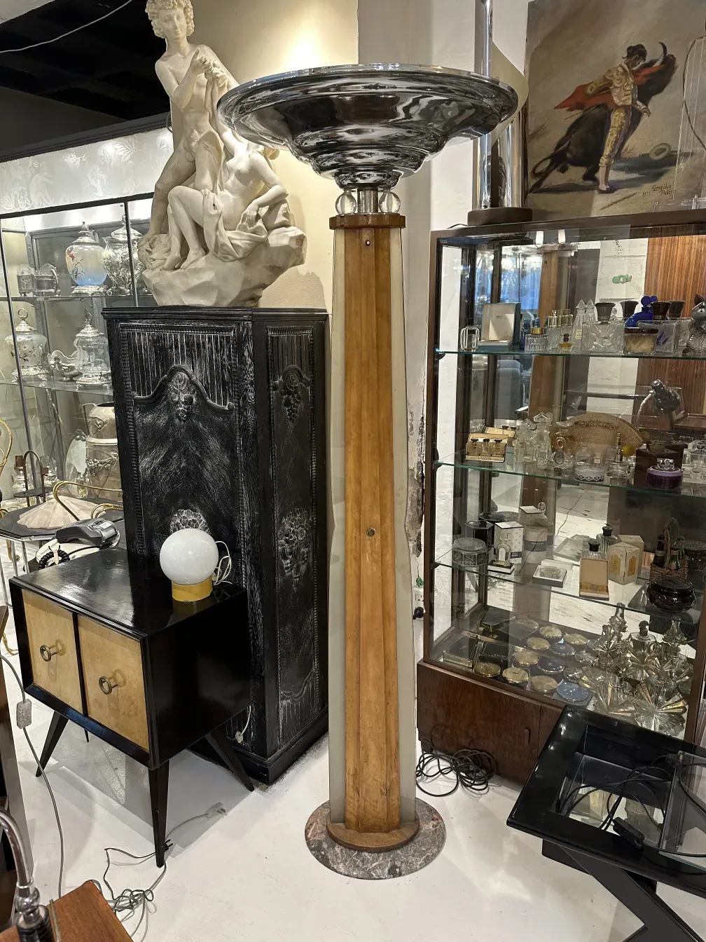 старинный торшер с блестящей отделкой, в элегантной обстановке