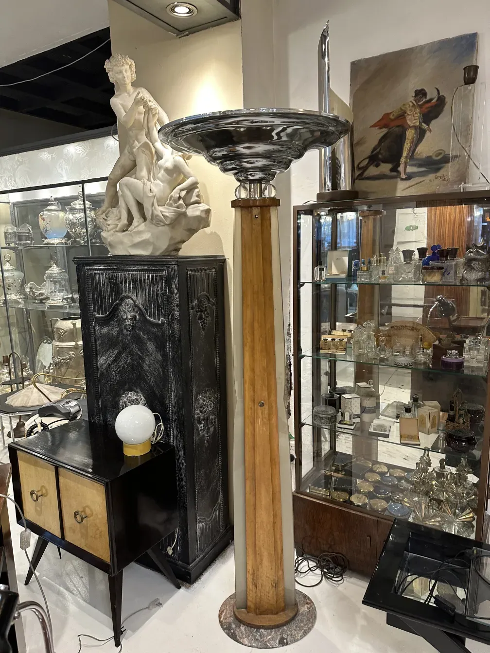 Античный торшер с широким абажуром, элегантная обстановка