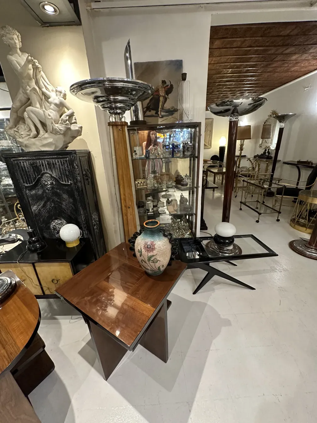 антикварный торшер с элегантной основой и мягким светом в уютной обстановке