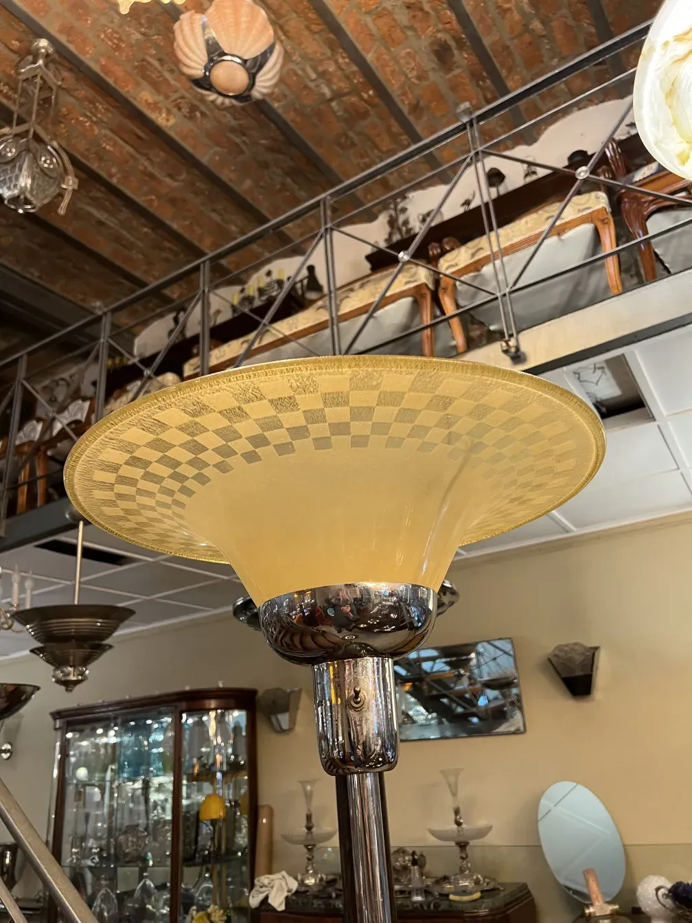 винтажный торшер с желтым абажуром и металлическими деталями, классическая обстановка