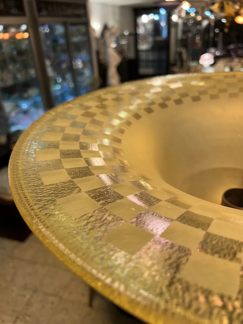 старинный торшер с декоративными деталями на абажуре, в уютной обстановке