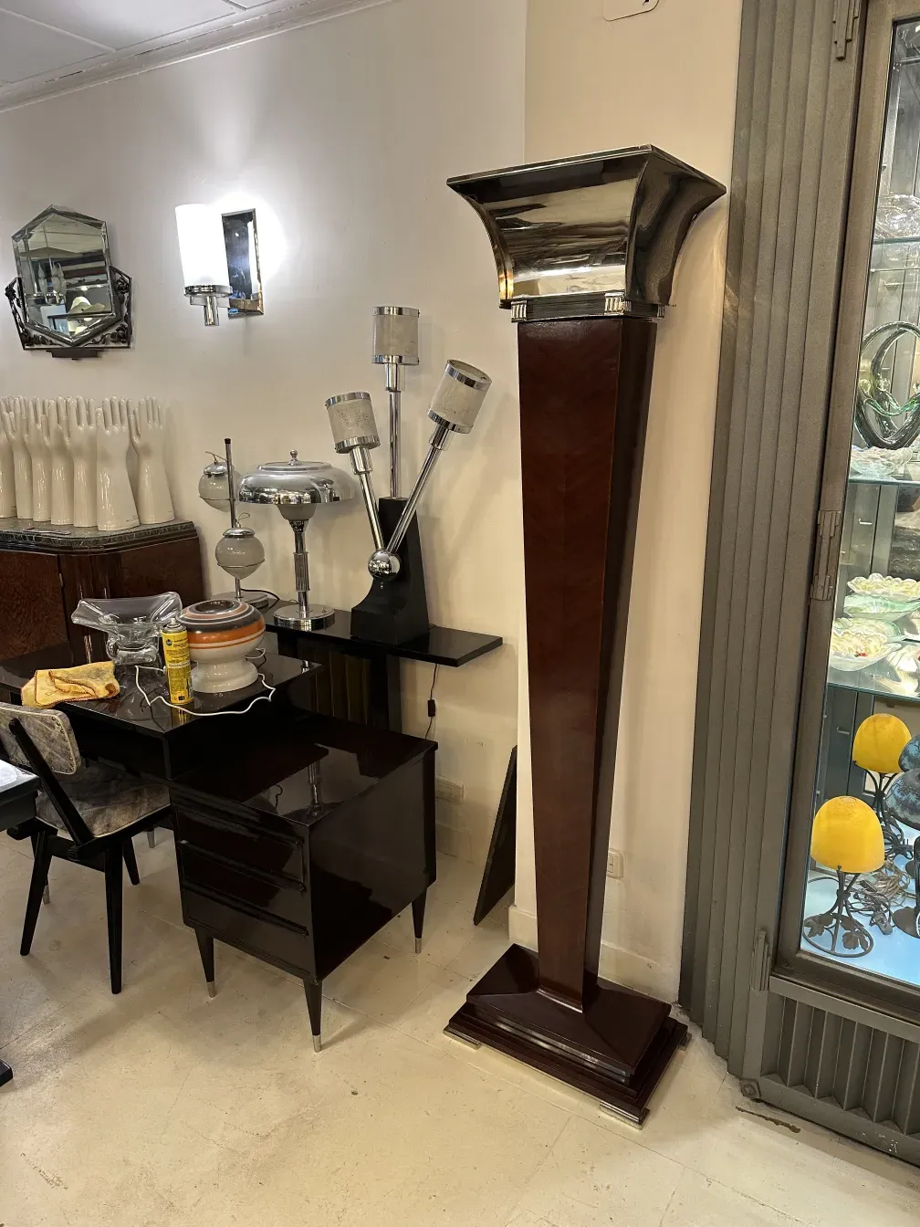 Два элегантных антикварных торшера на фоне декоративной мебели.