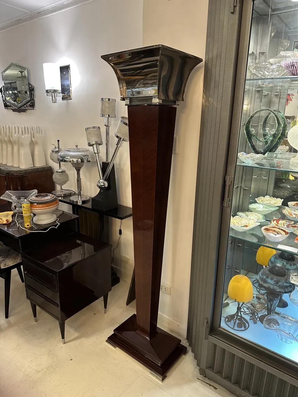 Комплект из 2 антикварных торшеров в элегантной комнате