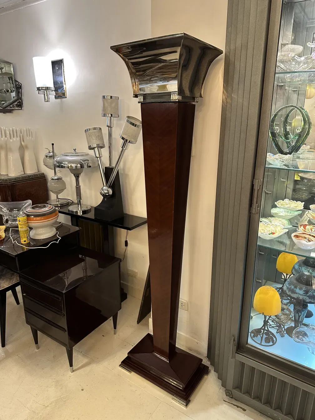 Набор из 2 старинных торшеров в элегантной обстановке с столами.