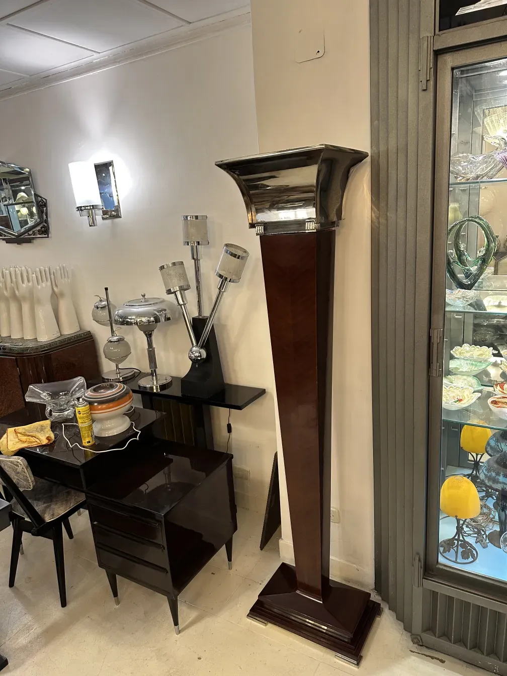 две антикварные торшеры в антикварном магазине.