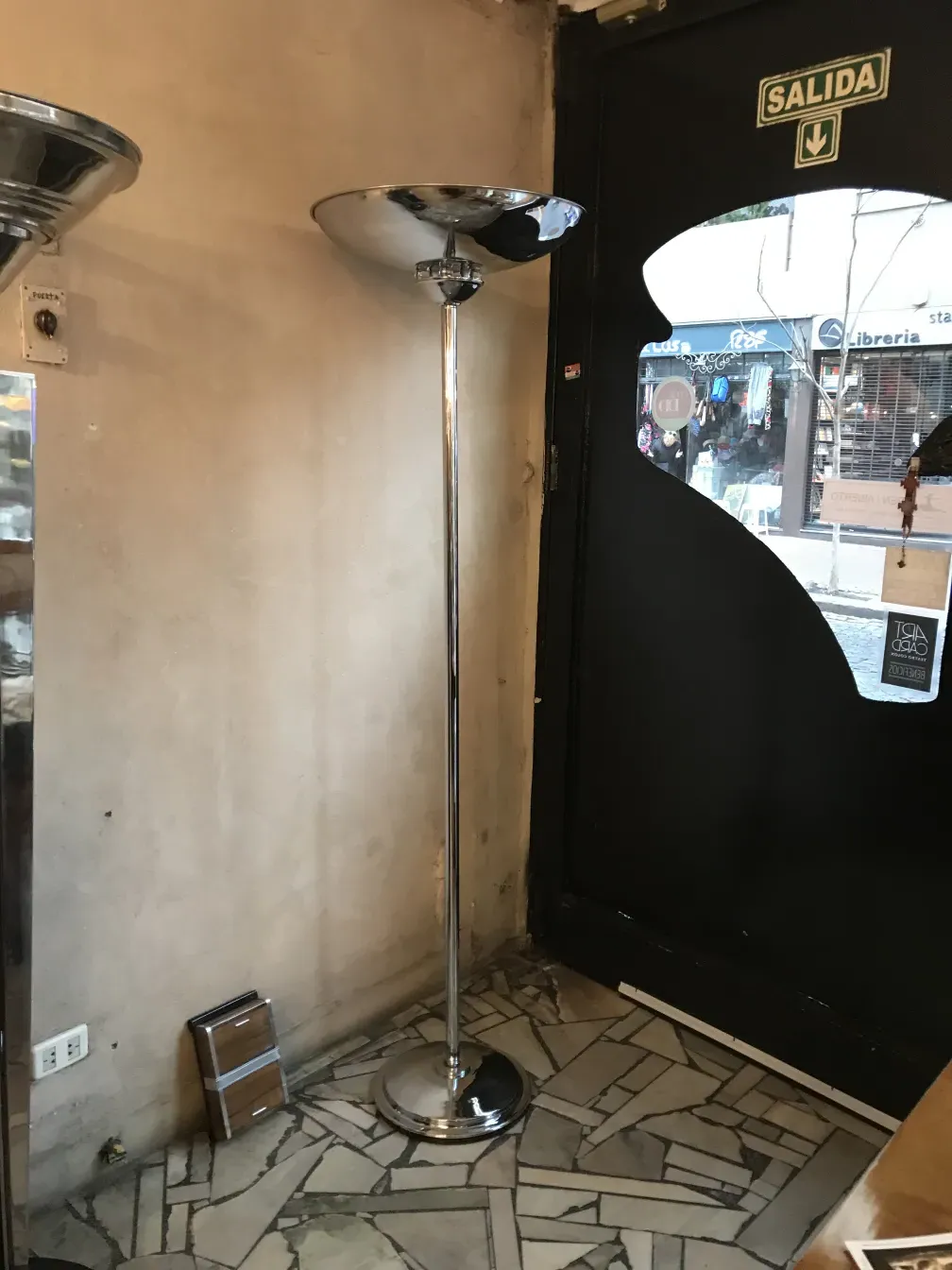 Античные торшеры с широкими абажурами, в уютной обстановке.