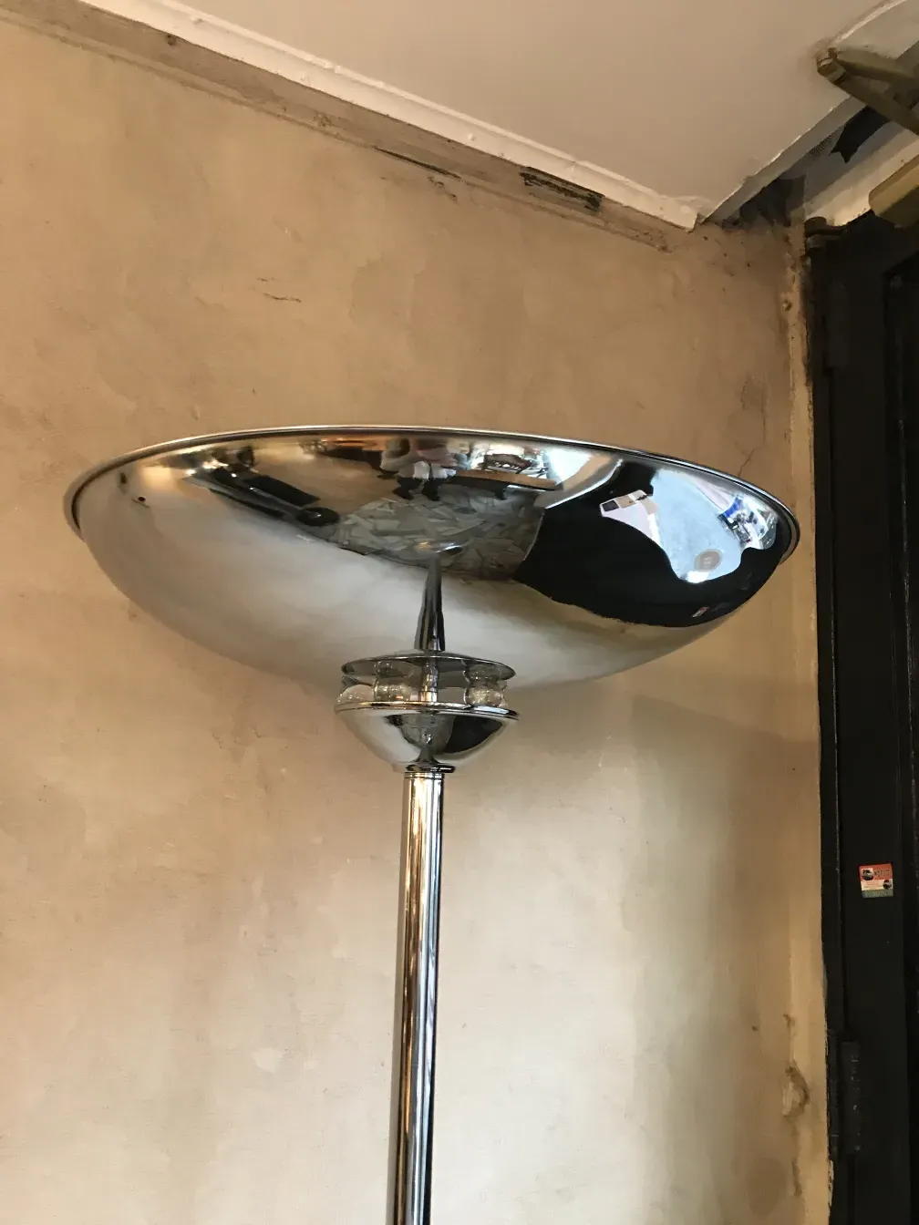 Два сияющих торшера в уютной обстановке