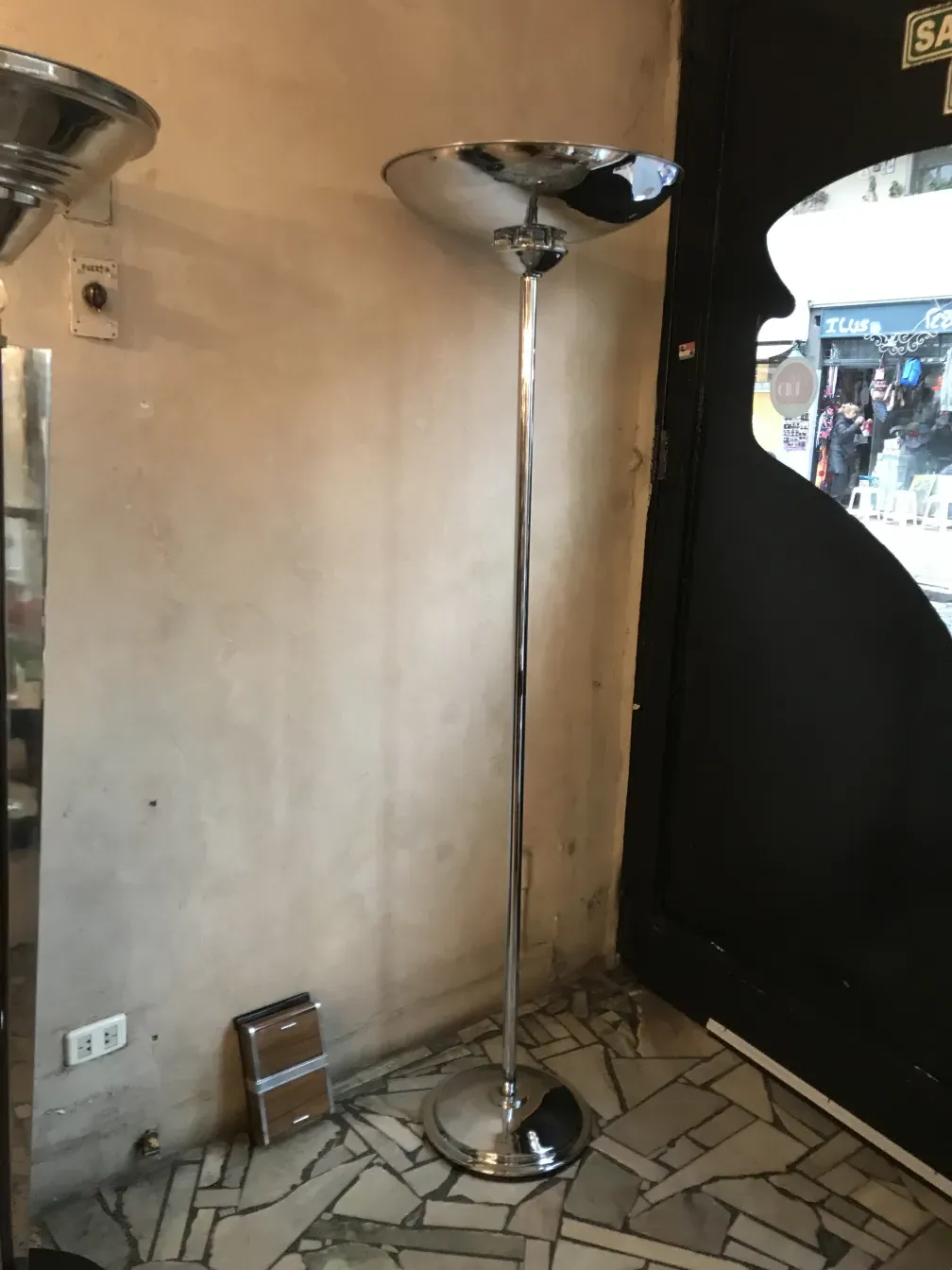 две элегантные антикварные торшеры в стильной обстановке.