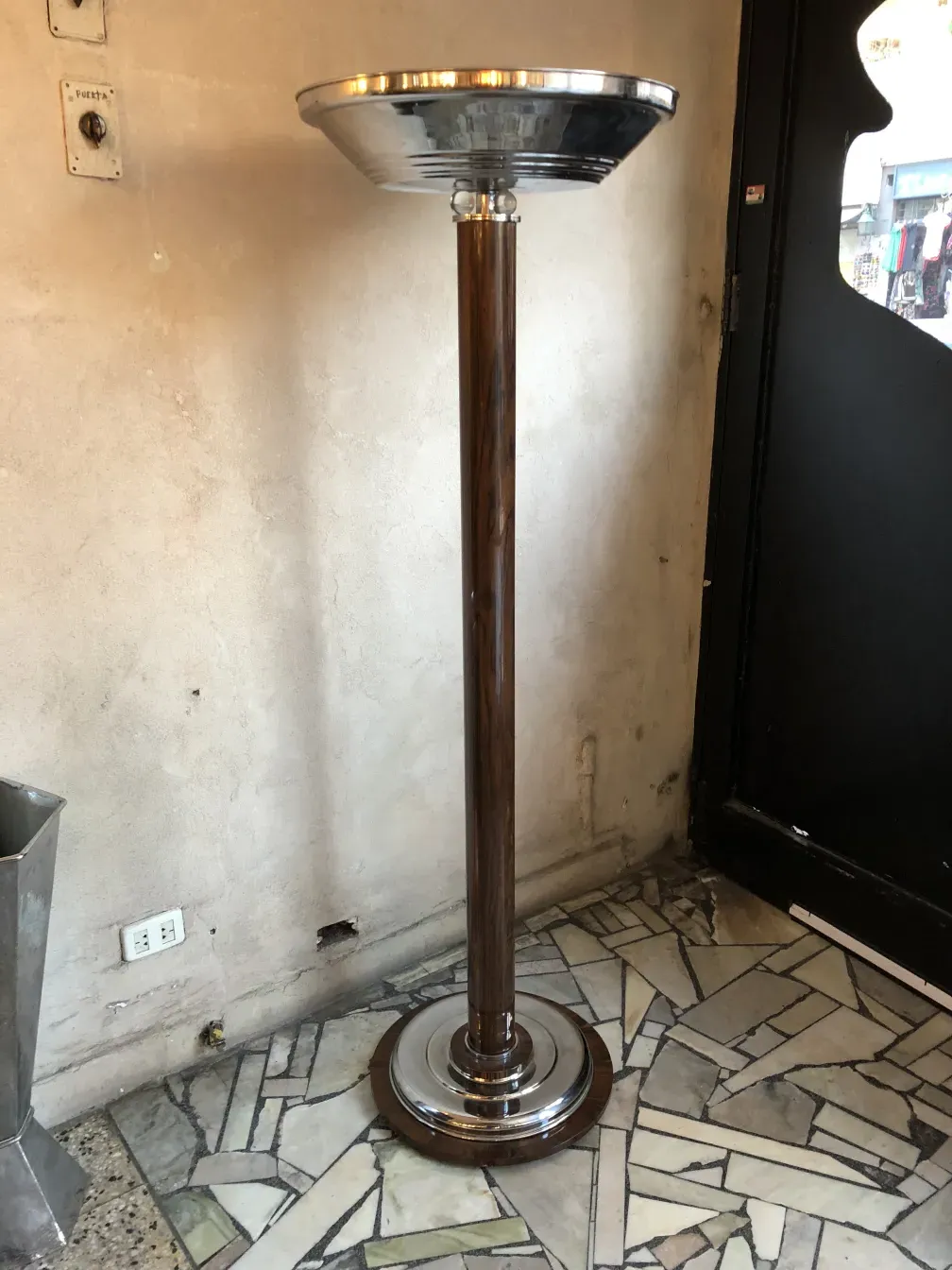 две антикварные торшеры классического стиля в нейтральной обстановке.