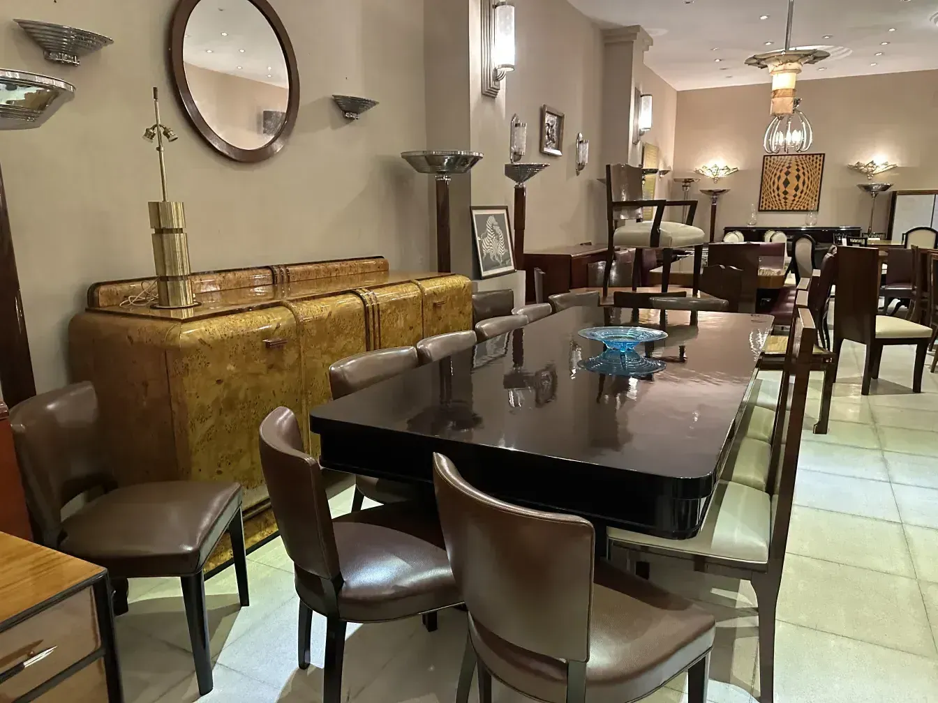 Два стильных торшера в помещении с антикварной мебелью.