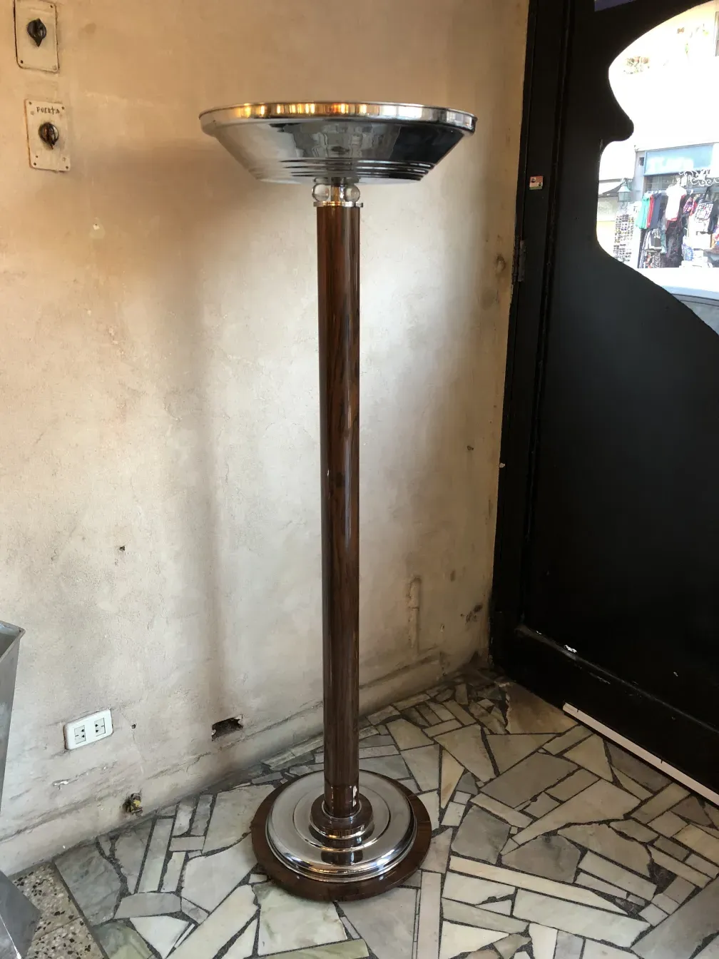 два старых торшера с изысканными основаниями и уникальным дизайном.