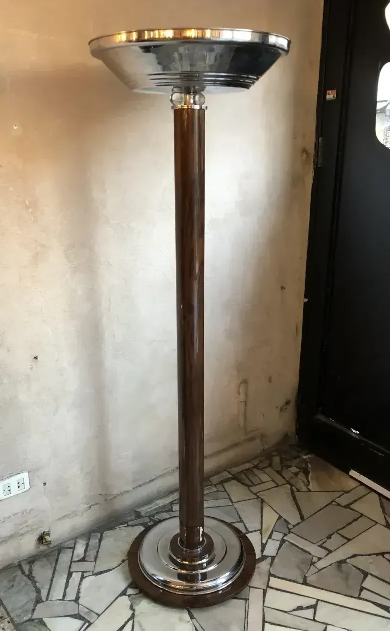 две антикварные торшеры с элегантной круглой основой