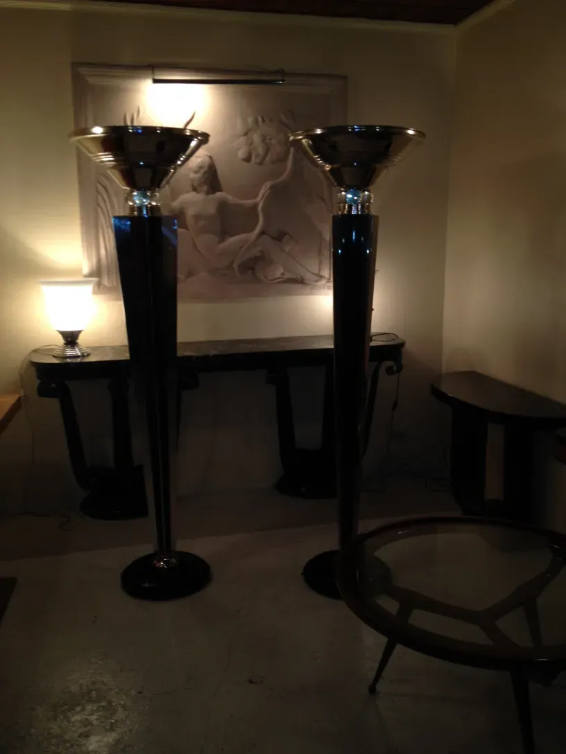 две антикварные торшеры с элегантным дизайном в уютной обстановке