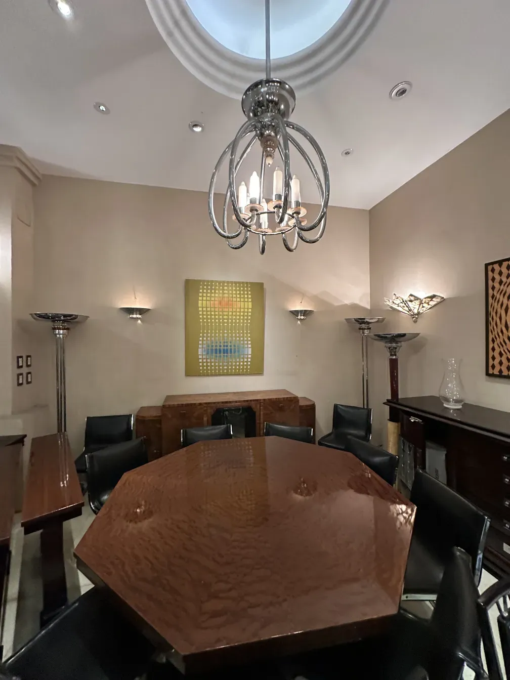 две антикварные торшеры в стильной гостиной с столом.