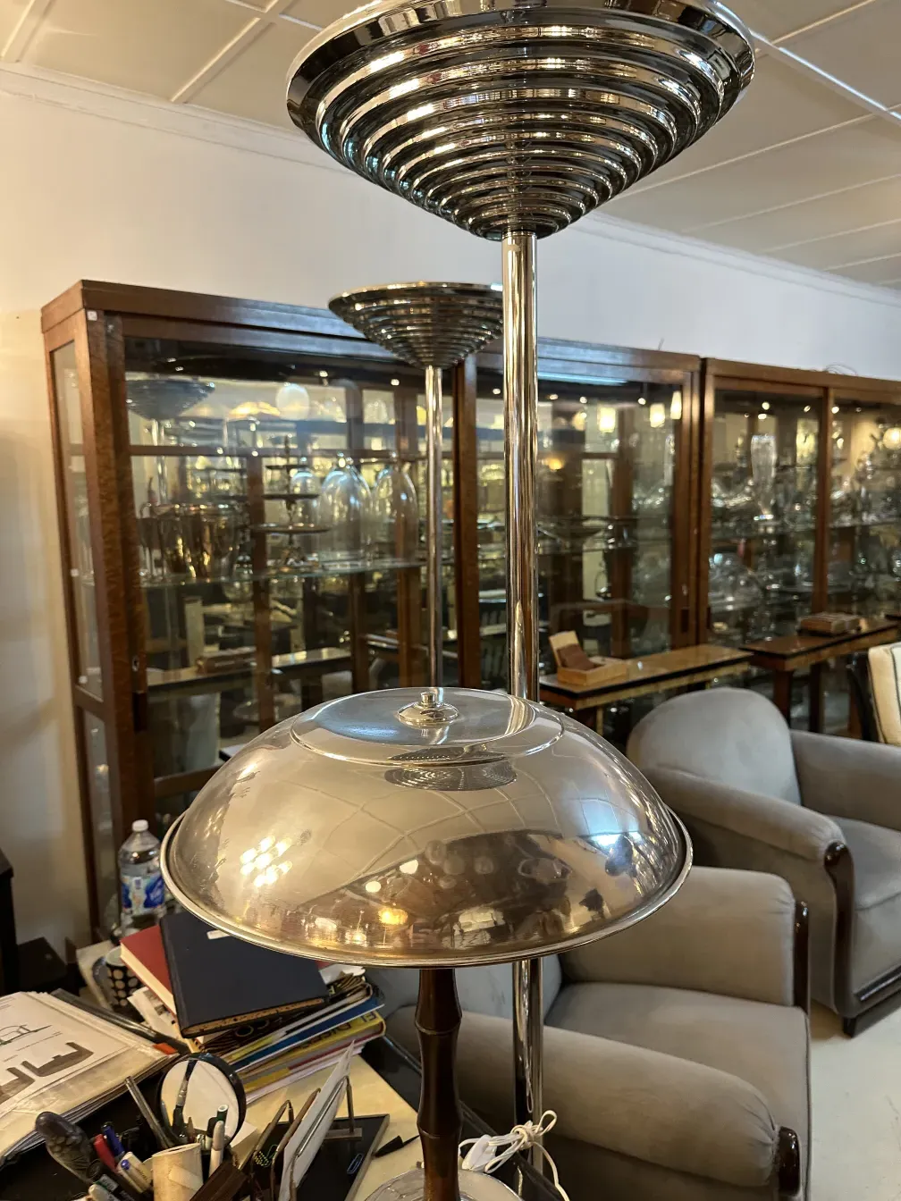 Набор из 2 антикварных торшеров в элегантной обстановке