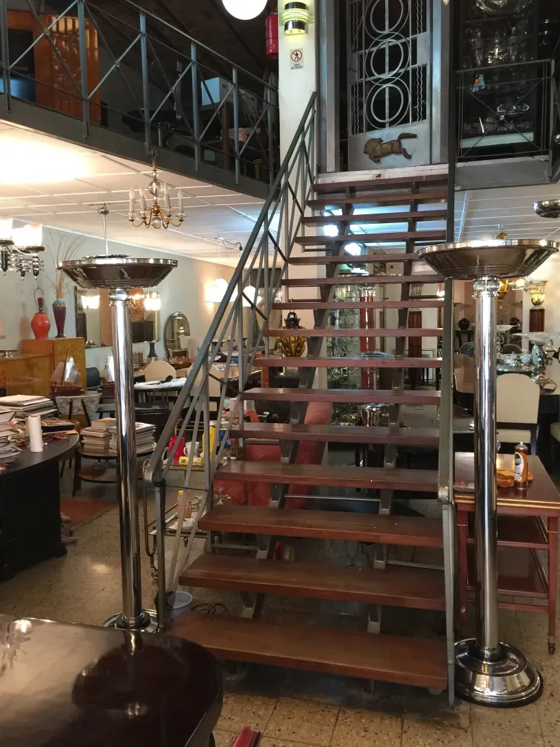 2 антикварных торшера в уютной обстановке со ступенями