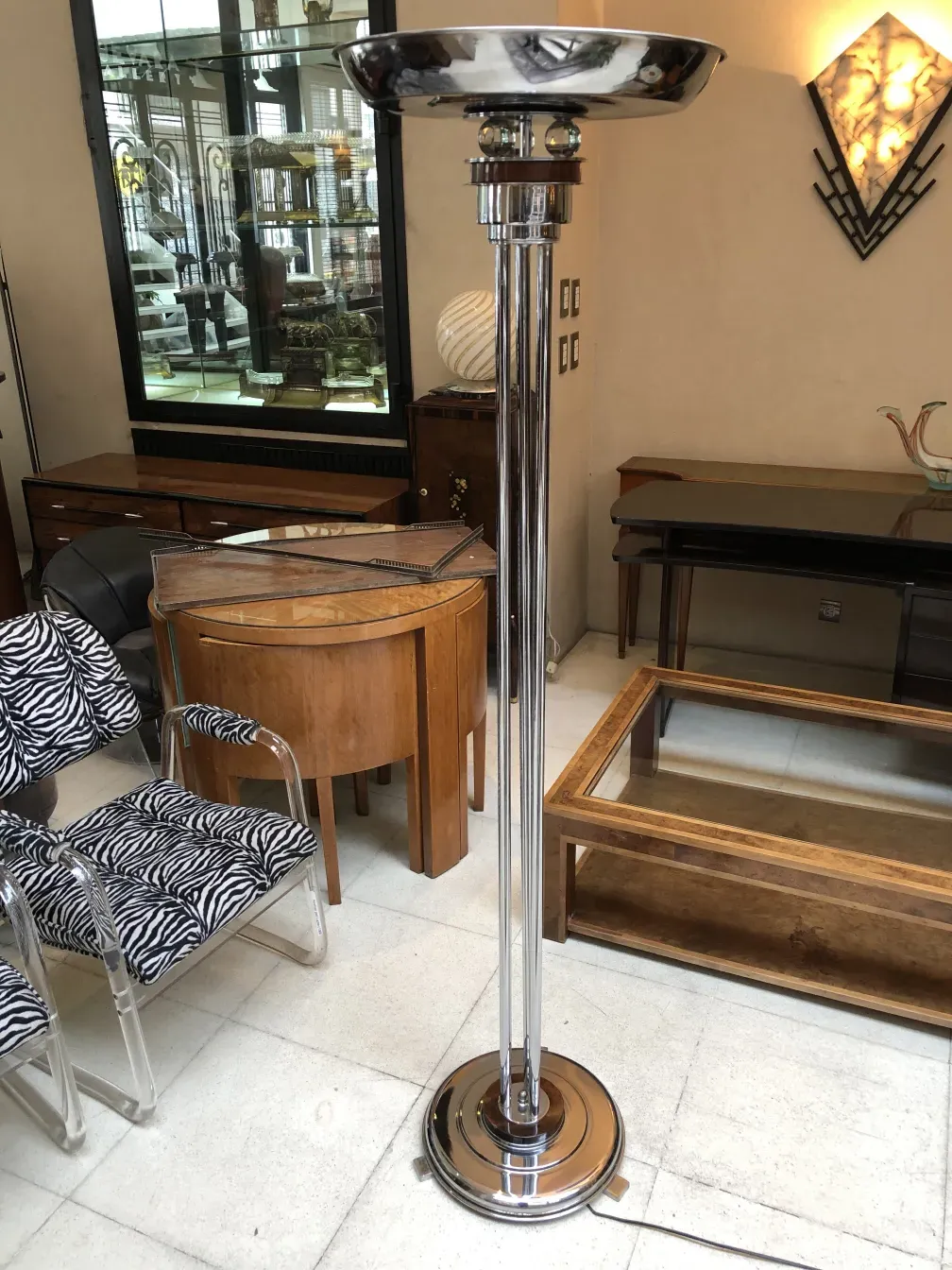 две antique торшеры в элегантной обстановке