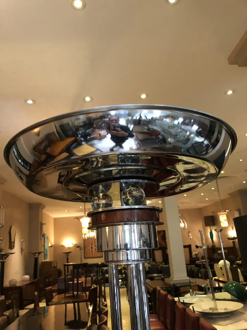 Два блестящих торшера в элегантной комнате.