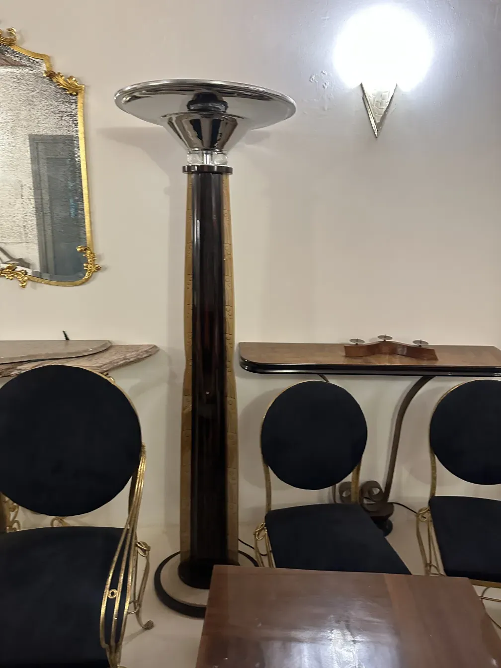 Два антикварных торшера в элегантной обстановке с украшенными стульями и столом.