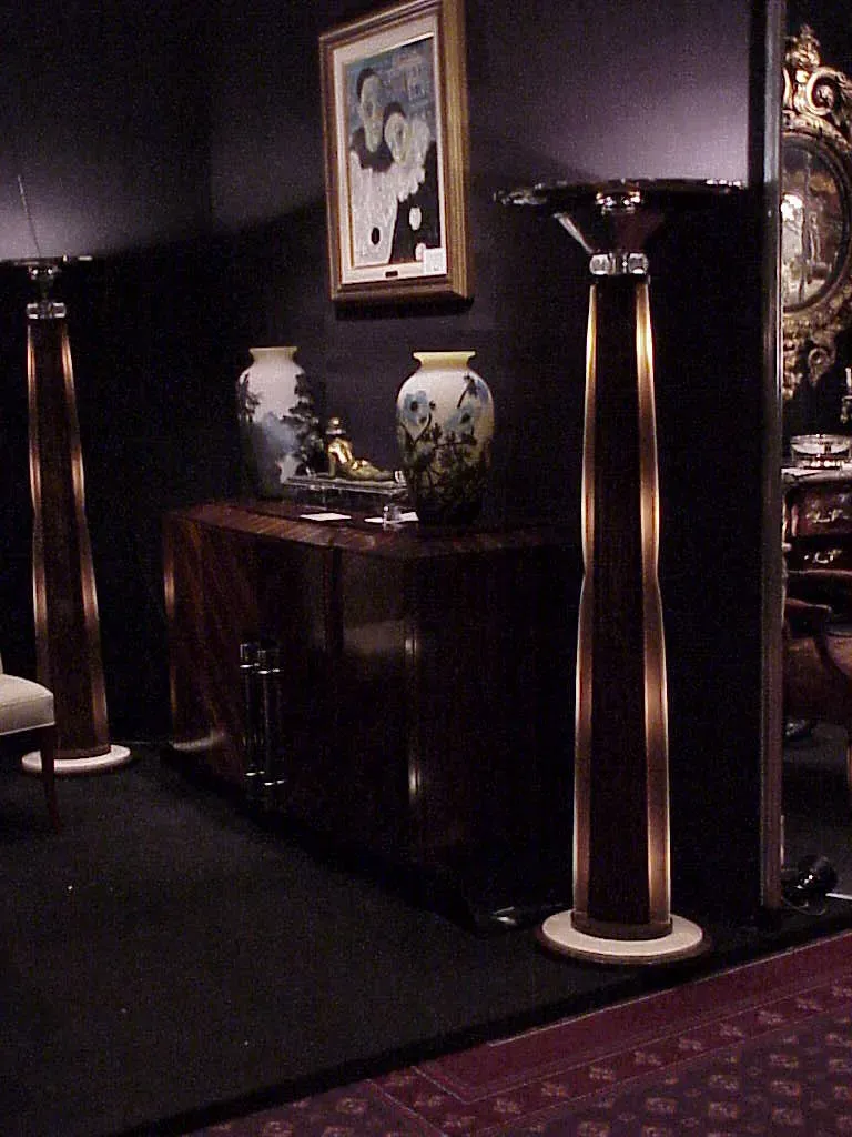 Два элегантных антикварных торшера в комнате с другими декоративными предметами.
