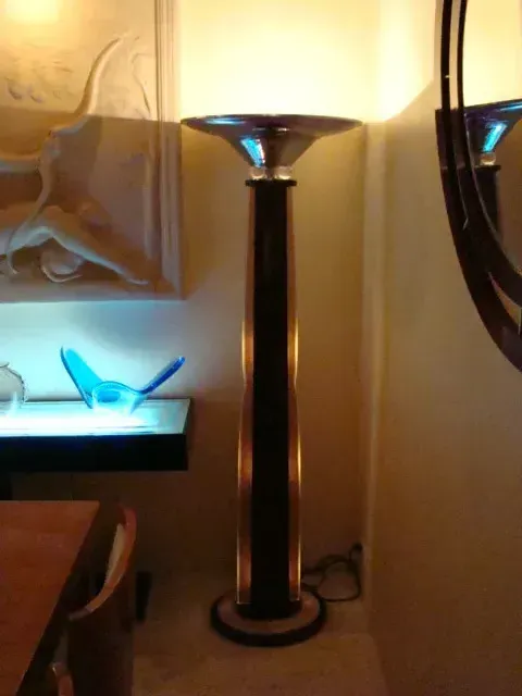 Два старинных торшера с декоративными деталями в уютной обстановке