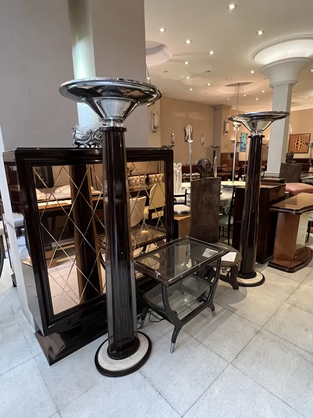 2 антикварных торшера в элегантной обстановке с декоративными деталями