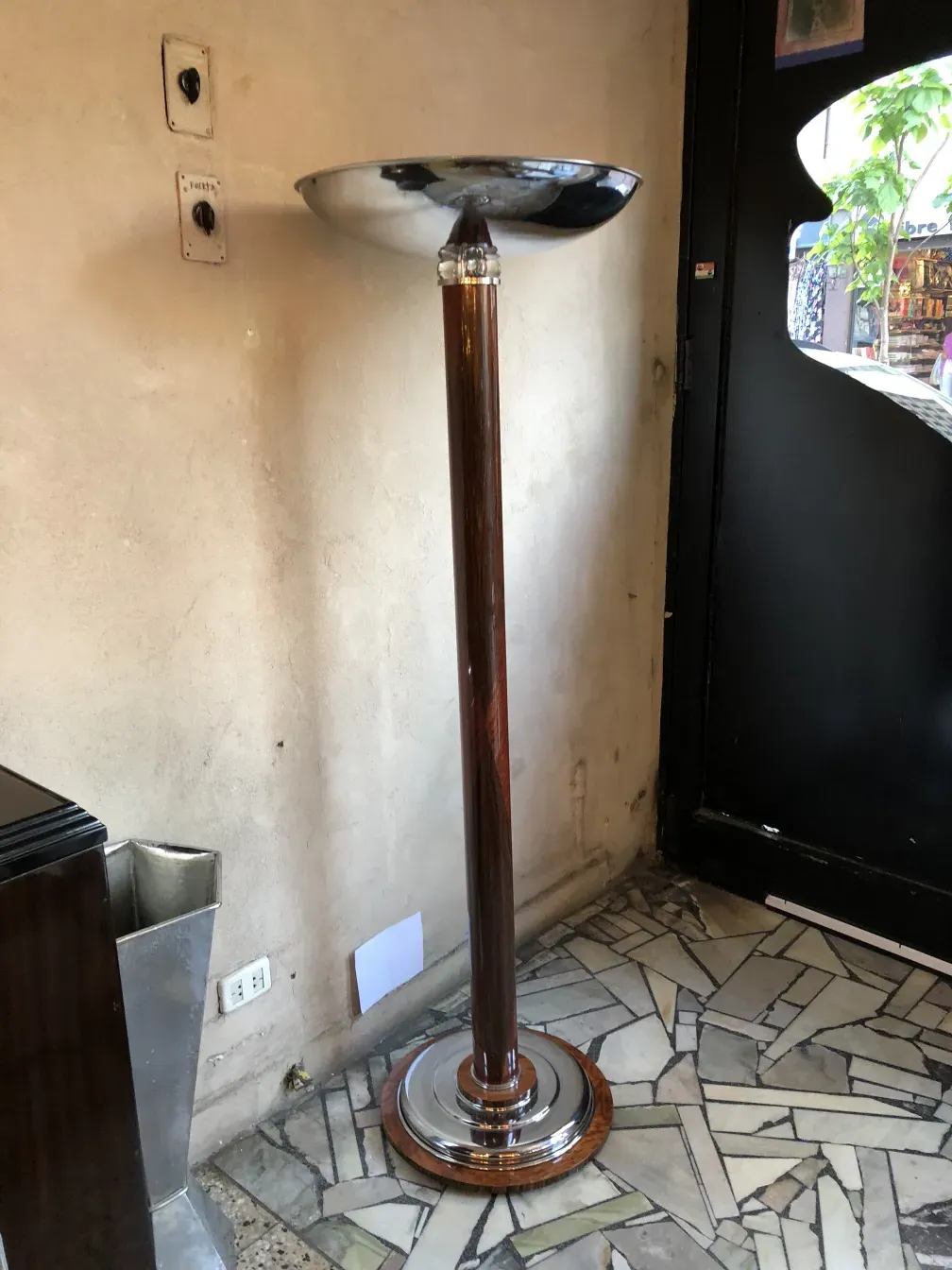 две античные торшеры с декоративным основанием в уютной обстановке