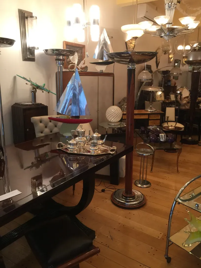 две античные торшеры с классическим дизайном в элегантной обстановке