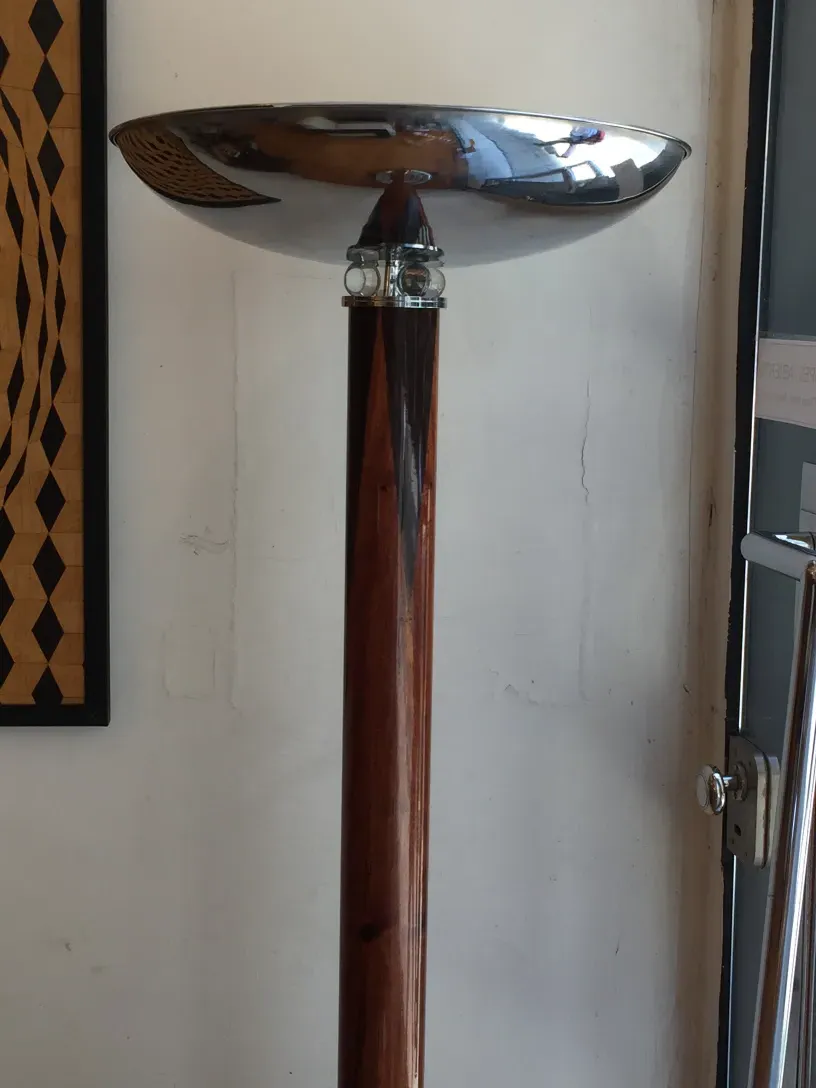 два античных торшера с элегантным дизайном и складным плечом в современном окружении.