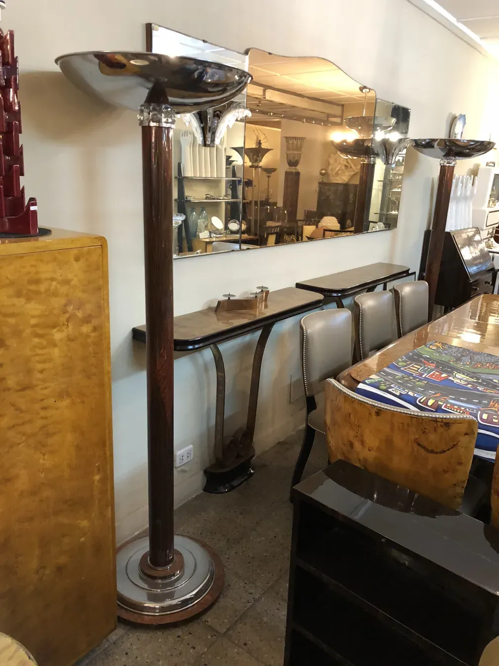 Антикварные торшеры в уютной обстановке, элегантный дизайн с металлическими отражениями.