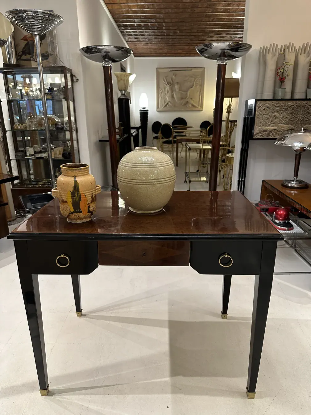 две антикварные торшеры с элегантным классическим дизайном в уютной обстановке