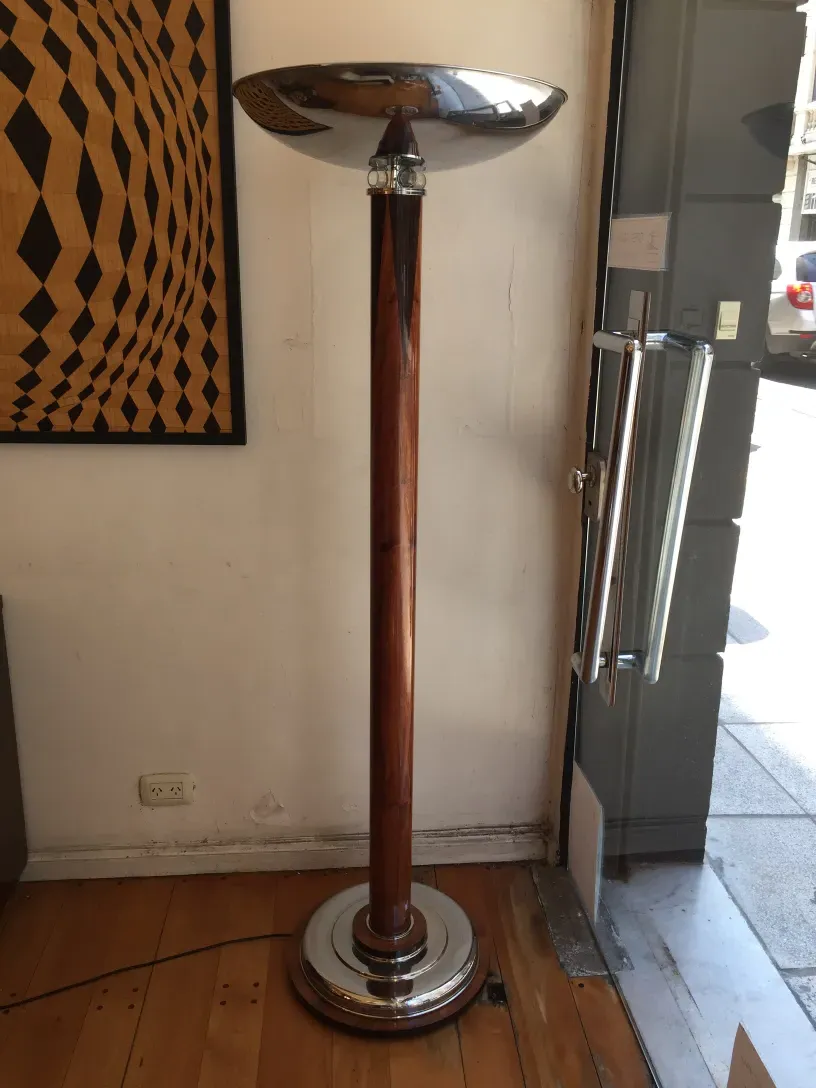 dva antichnykh torshery s eleganntnymi osnovami