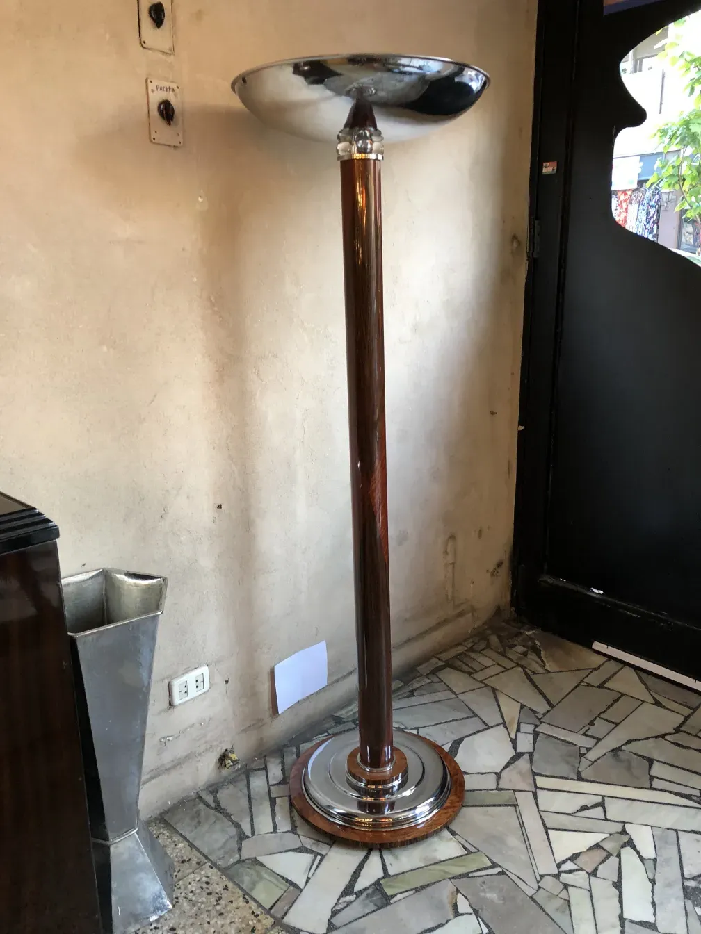 2 торшера в антикварной обстановке с декором