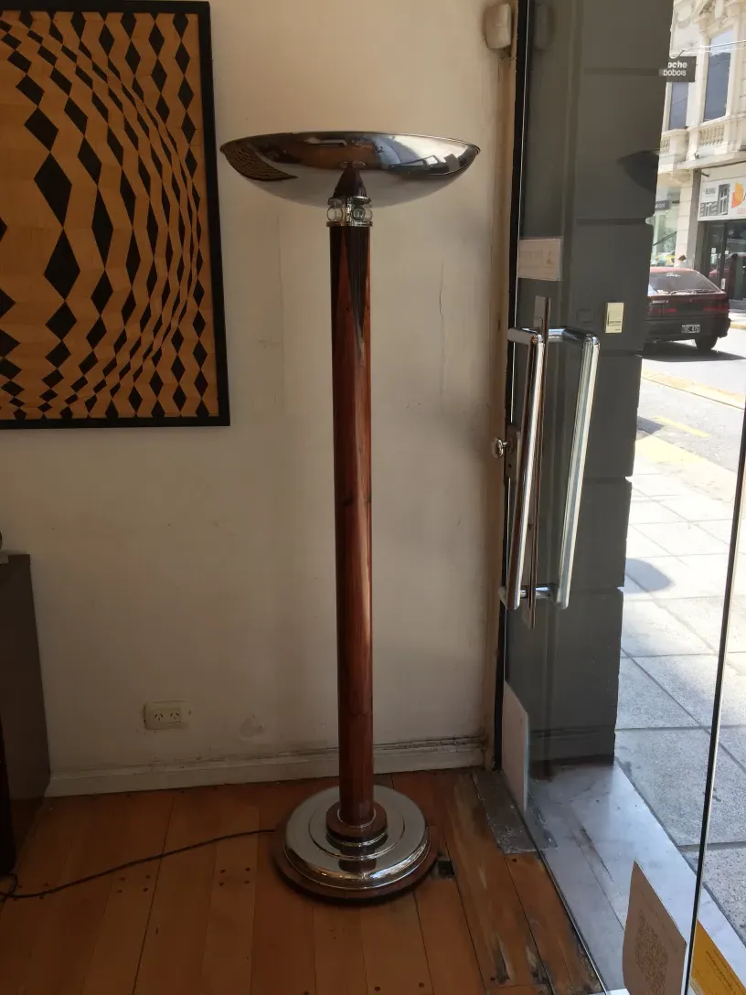 две антикварные торшеры с элегантной основой и классическим стилем, в уютной обстановке с художественным фоном