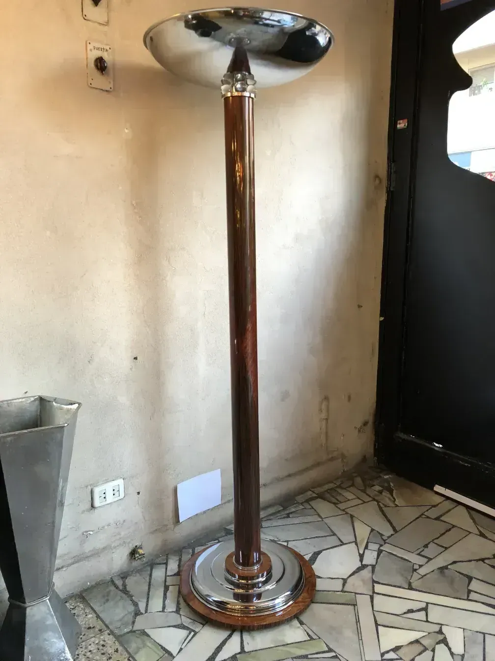 два античных торшера с декоративной основой